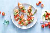Crostini mit Spargeln und Erdbeeren Crostini mit Spargeln und Erdbeeren